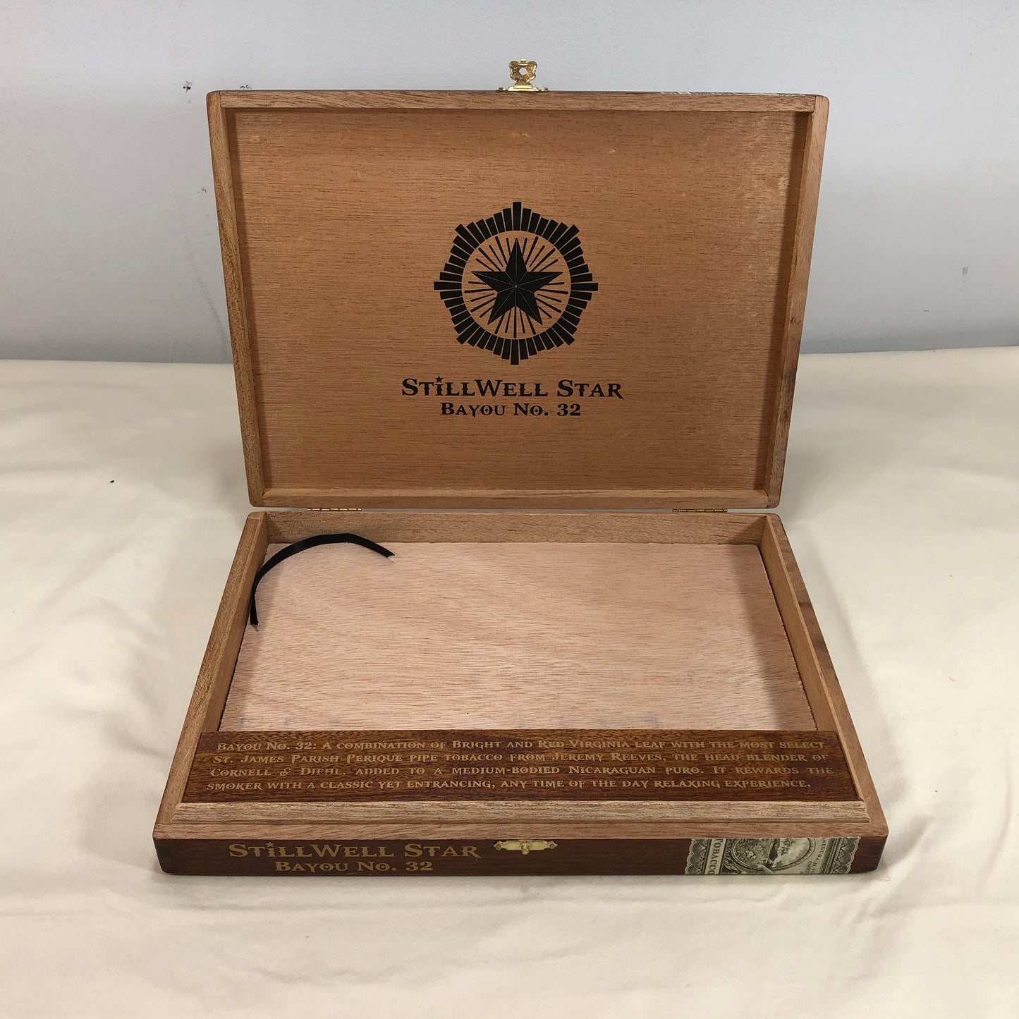 Dunbarton Stillwell Star Bayou No32 Empty Wooden Cigar Box 11.5x8.5x1.5