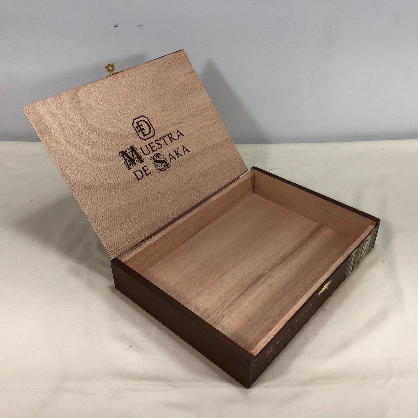 Muestra De Saka Unstolen Valor Empty Wooden Cigar Box 10x7.25x1.75