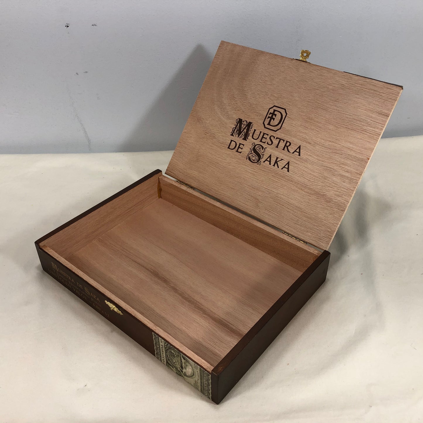 Muestra De Saka Unstolen Valor Empty Wooden Cigar Box 10x7.25x1.75