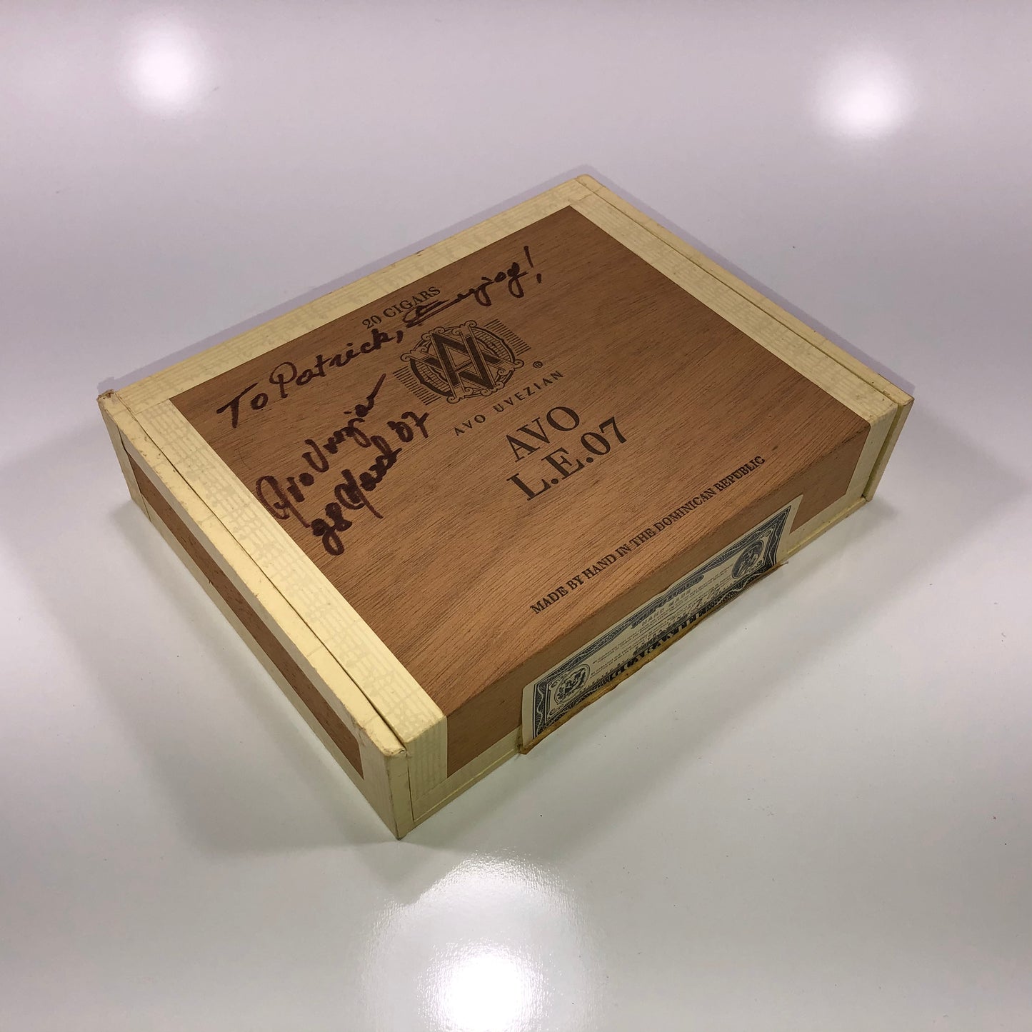SIGNED Avo Uvezian L.E. 07 Wooden Cigar Box 7.75x6x2