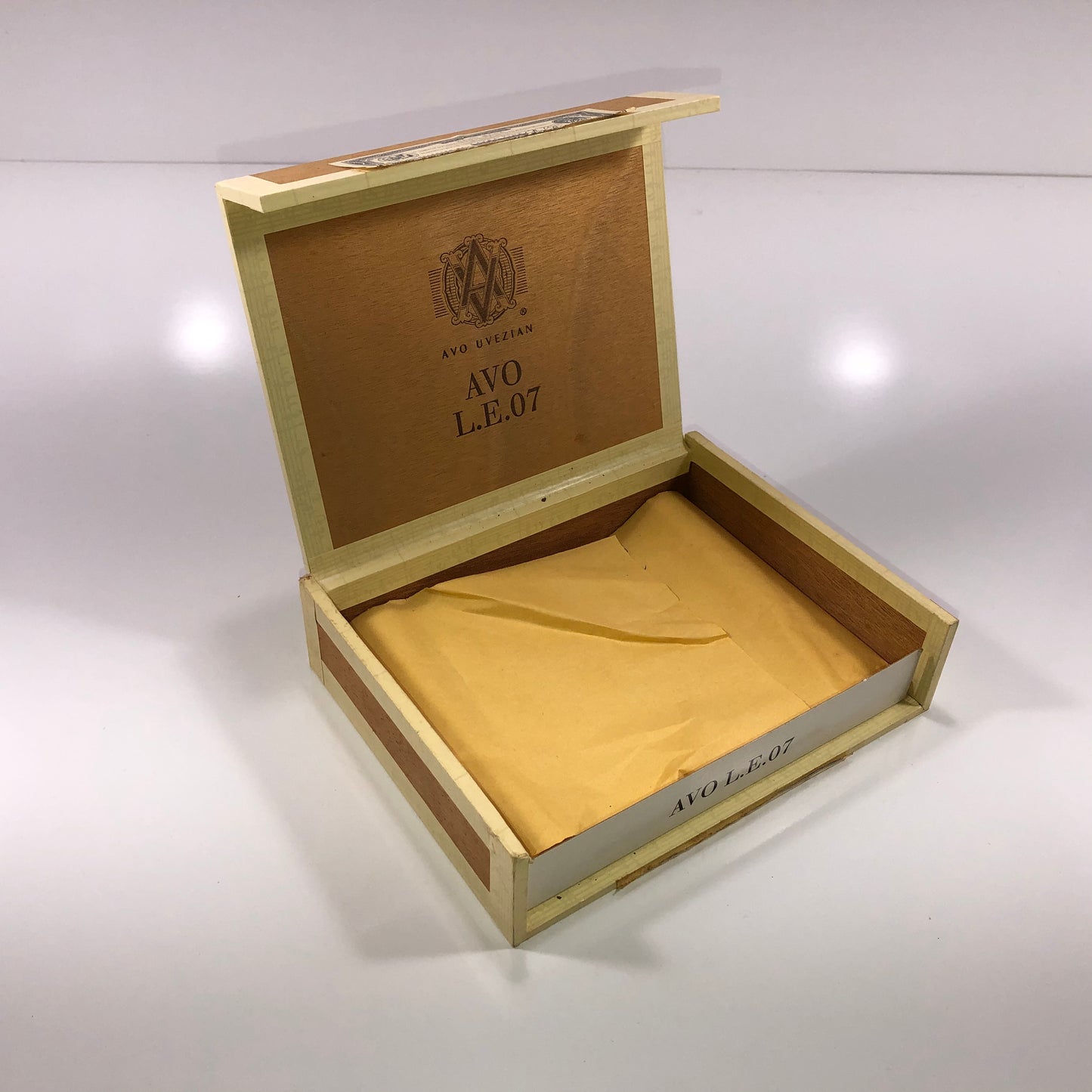 SIGNED Avo Uvezian L.E. 07 Wooden Cigar Box 7.75x6x2