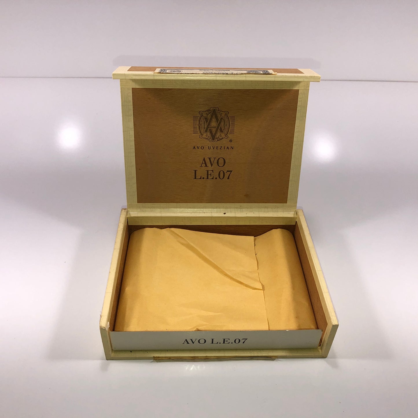 SIGNED Avo Uvezian L.E. 07 Wooden Cigar Box 7.75x6x2