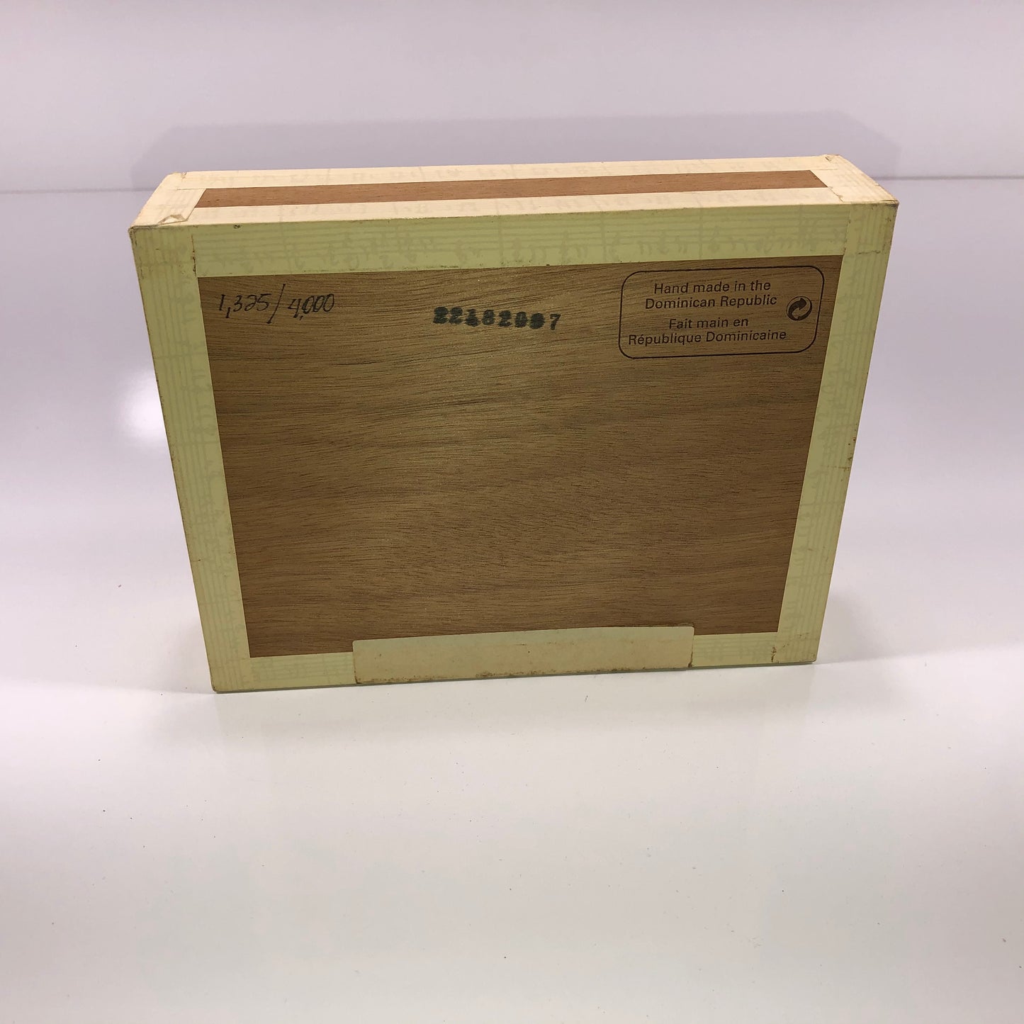 SIGNED Avo Uvezian L.E. 07 Wooden Cigar Box 7.75x6x2