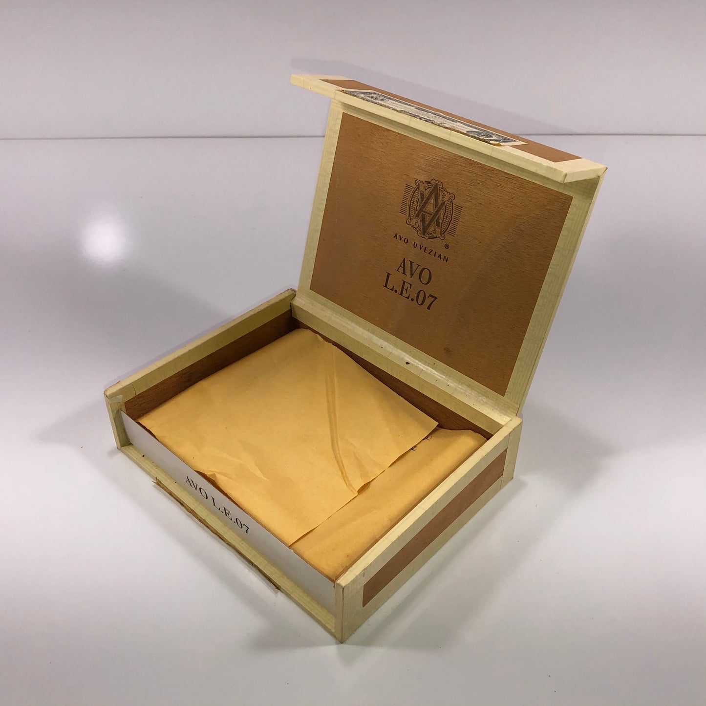 SIGNED Avo Uvezian L.E. 07 Wooden Cigar Box 7.75x6x2