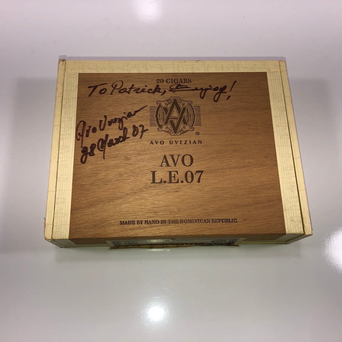 SIGNED Avo Uvezian L.E. 07 Wooden Cigar Box 7.75x6x2