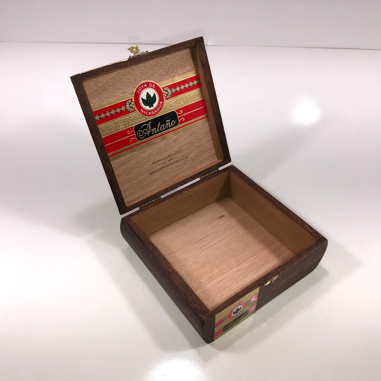 Joya De Nicaragua Robusto Grande Empty Wooden Cigar Box 6.75x6.25x2.5 (1)