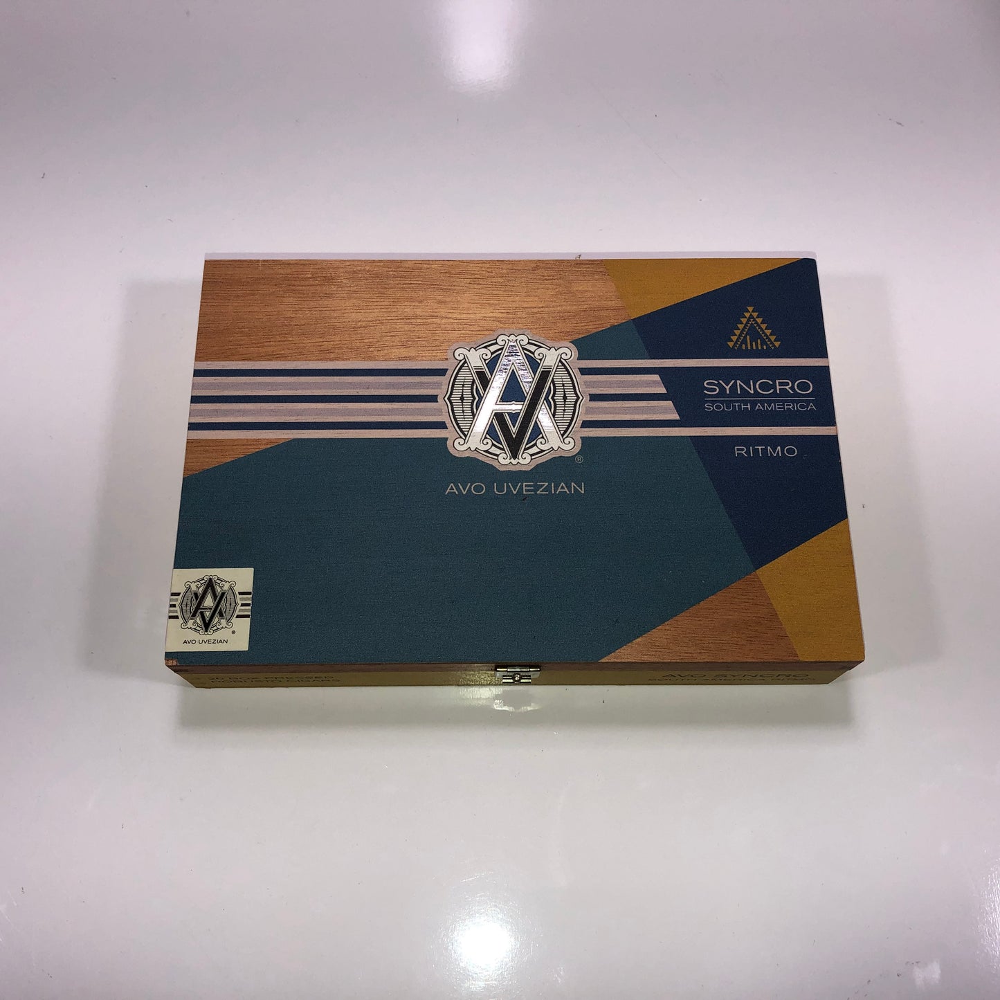 Avo Syncro Robusto Empty Wooden Cigar Box 8.5x5.75x1.5