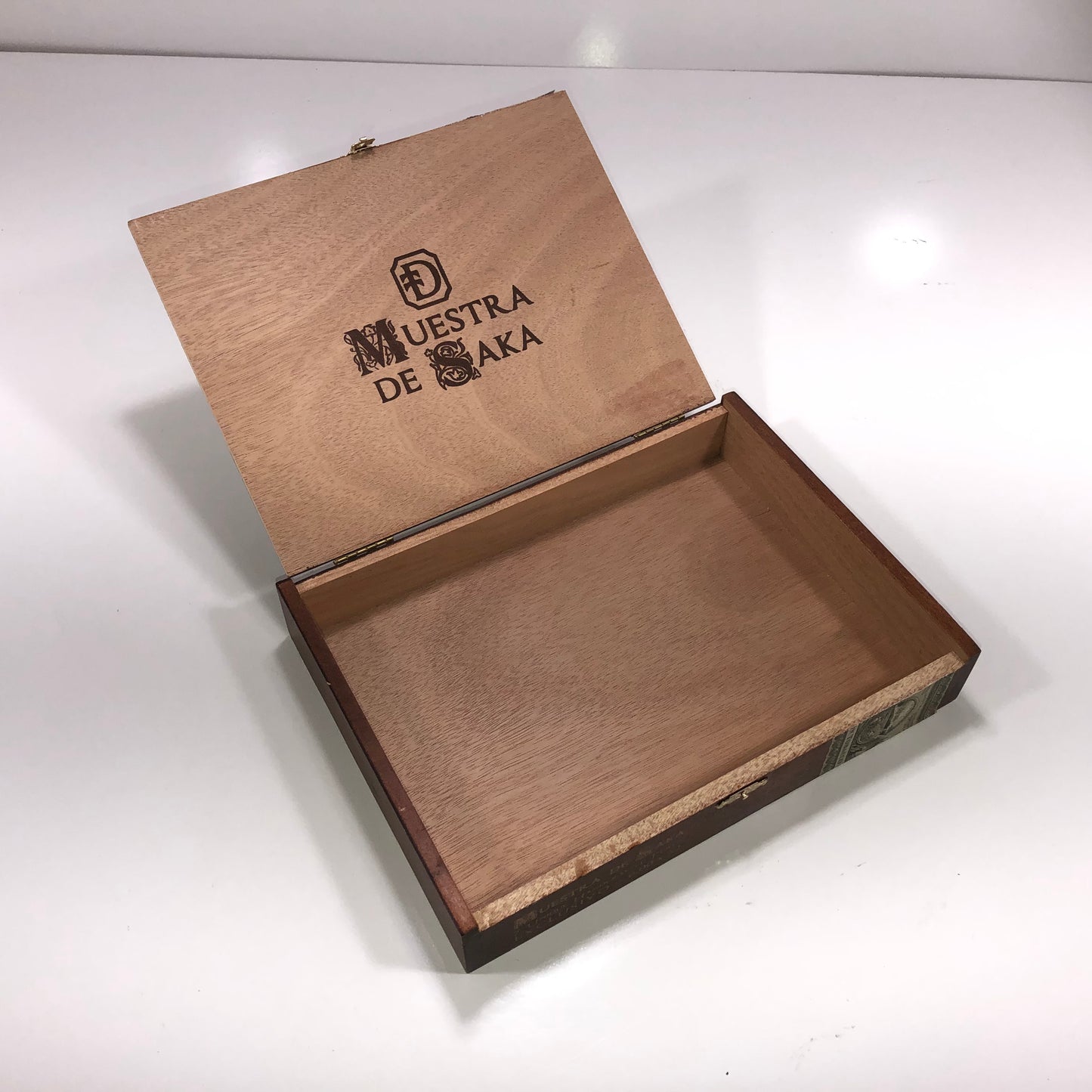 Muestra De Saka Exclusivo Empty Wooden Cigar Box 10x7.5x1.75